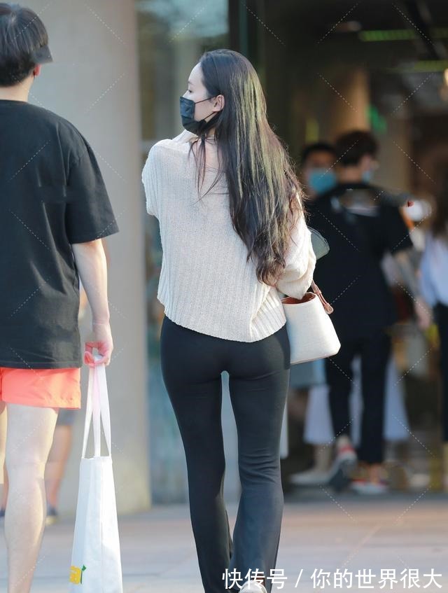 高跟鞋 知性大气纯黑色喇叭裤,搭配米色针织衫,日常休闲简约性感!
