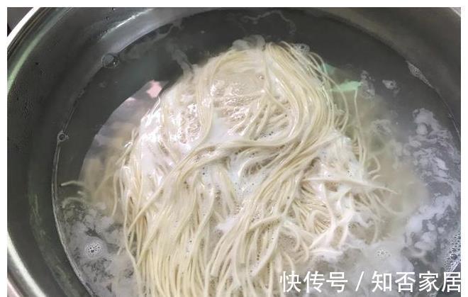 做法|夏天，面条最简单的做法，5分钟上桌，劲道滑爽又开胃，百吃不腻