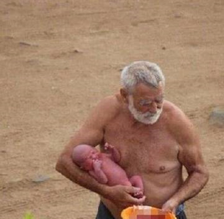 妈妈|海里游个泳就把娃生了,这位妈妈让网友感叹,水中分娩可以很美好