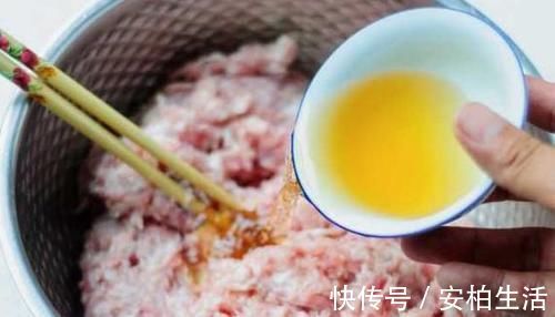 天冷吃饺子,这样调饺子馅才叫香,饱满又多汁,怎么煮都不破皮!