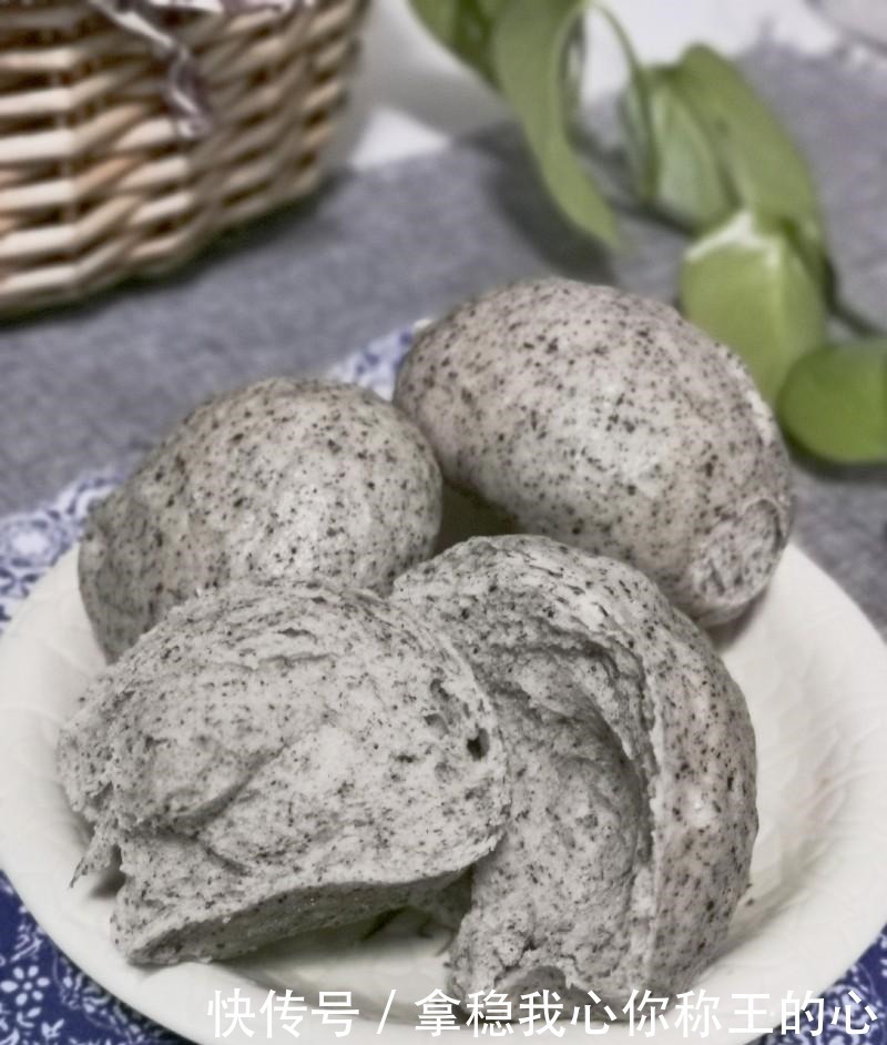  多吃黑芝麻身体棒棒，用来做成流心馒头，营养饱腹香软蓬松