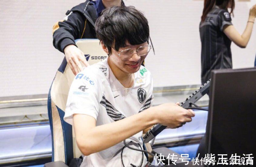 寧王直播被罵哭,F(xiàn)MVP給他太多壓力,輿論跟“私刑”沒區(qū)別