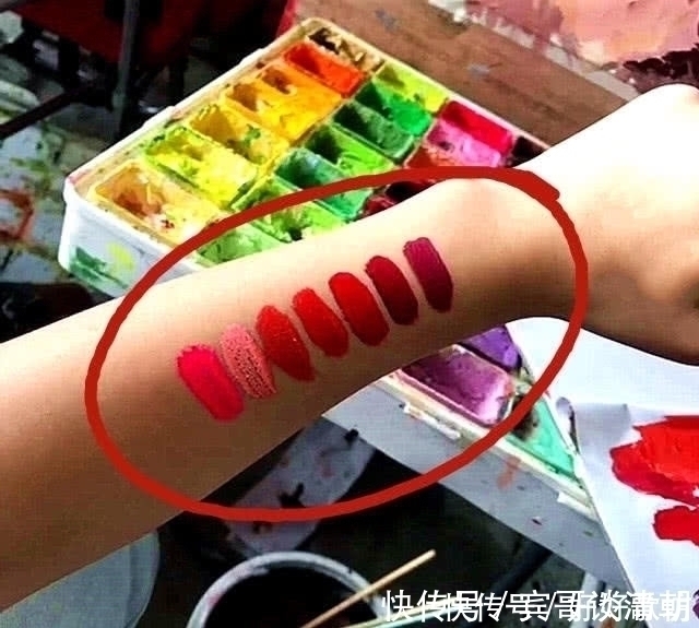 口红#只有美术生才“敢做”的事情,网友懵了:这口红你真敢擦嘴上