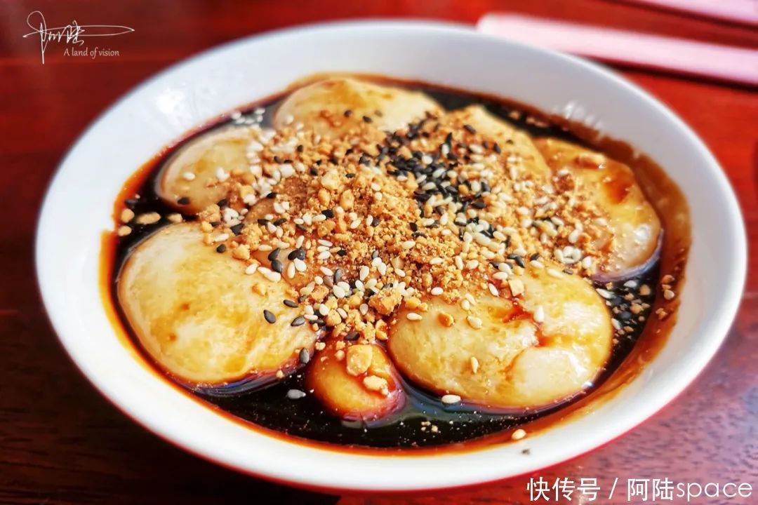 油条|这条非遗美食街上的“油条包麻糍”,不仅卖相好看,味道也不错