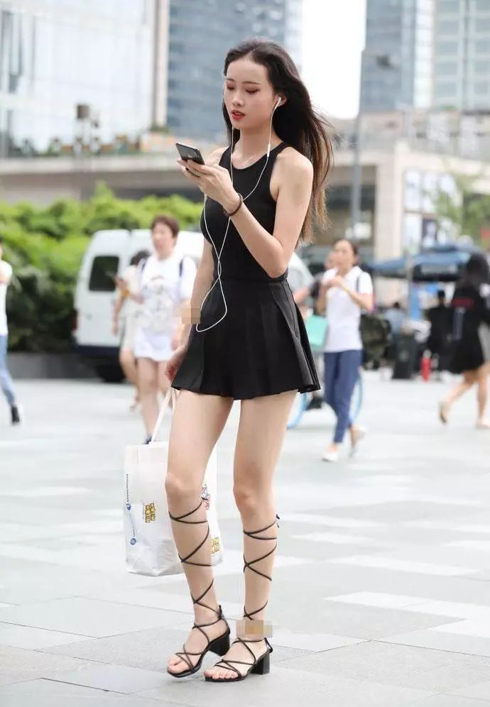 街拍:美女身穿百褶裙搭配白色T恤,率性简约穿出时髦女神范儿