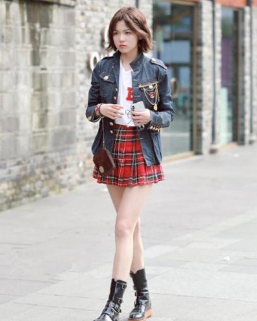  白皙|街拍：美女一条连衣裙性感迷人，一双白皙的大长腿很是吸睛