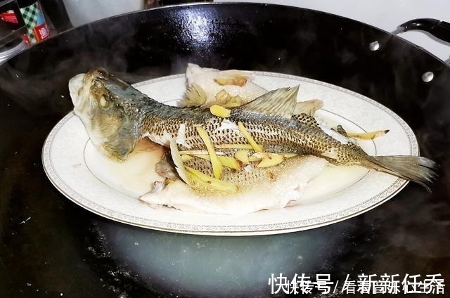 蒸鲈鱼时,不要抹盐和料酒,教你正确做法,鱼肉鲜嫩无腥味
