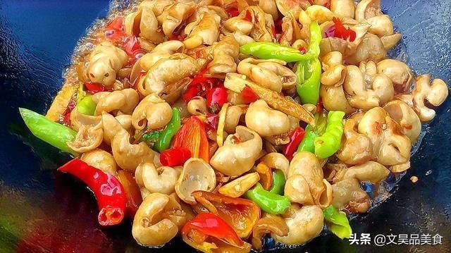 炒肥肠时，直接下锅炒不好，牢记这6个步骤，肥肠又香又脆没异味