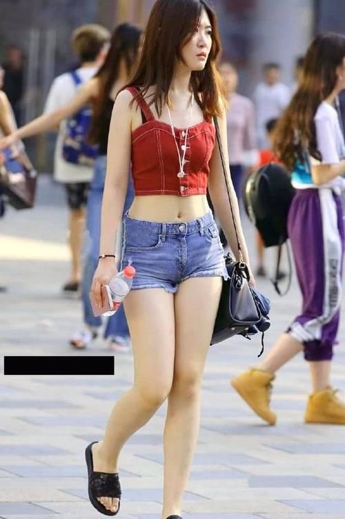 美女穿搭：红色背心搭配牛仔热裤，大长腿展现出来，应该是故意的吧？
