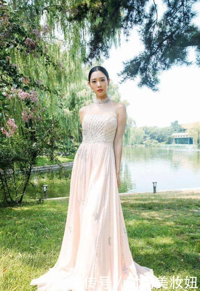 纤细感|被克拉拉“傲人身材”迷住,穿红色抹胸裙气质惊艳,这身材我酸了