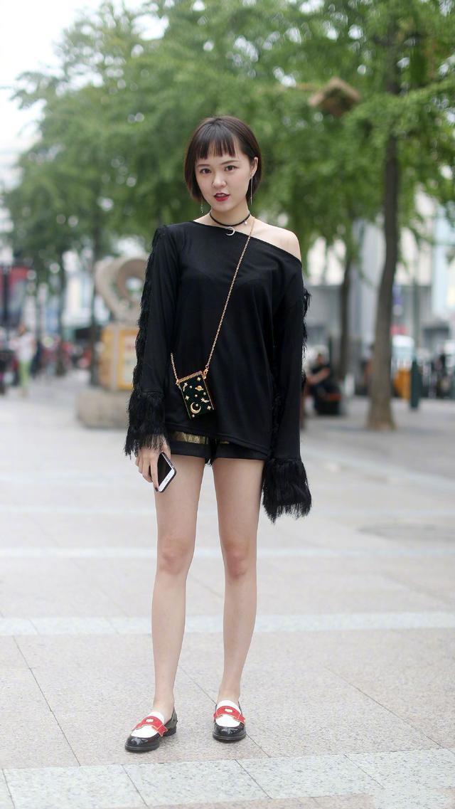 街拍: 身材苗条的小姐姐,一条浅色的连衣裙,时尚女神气质