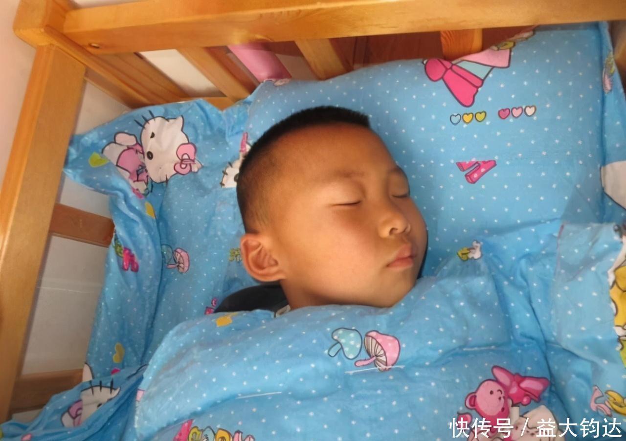 衣服|冬天再冷也别让孩子这样睡觉,不仅不保暖,还容易让孩子小病不断