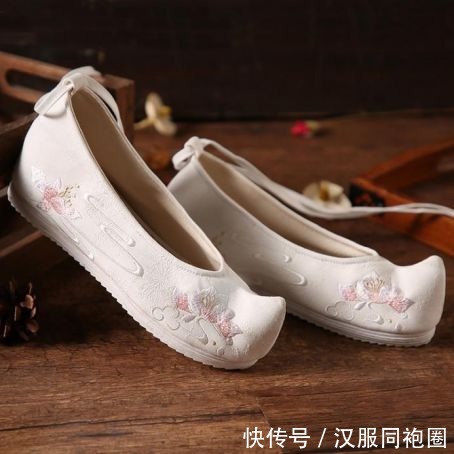 汉服|揭秘!穿汉服绣花鞋的时候,你会穿袜子吗?穿什么样的袜子呢?