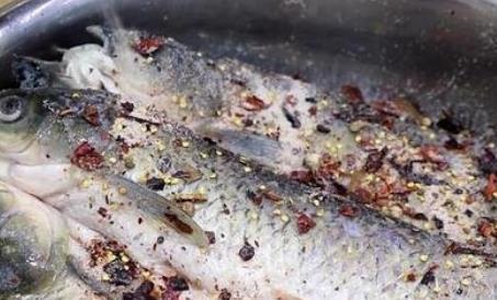  腊肉|腌腊鱼，光抹盐还不够！再加这2步，腊鱼咸香入味，放再久不变质