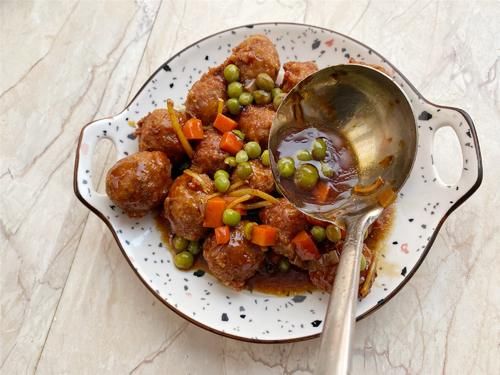 年夜饭做的浇汁肉丸子，吃的一个没剩，不放鸡蛋，外表焦脆里松嫩