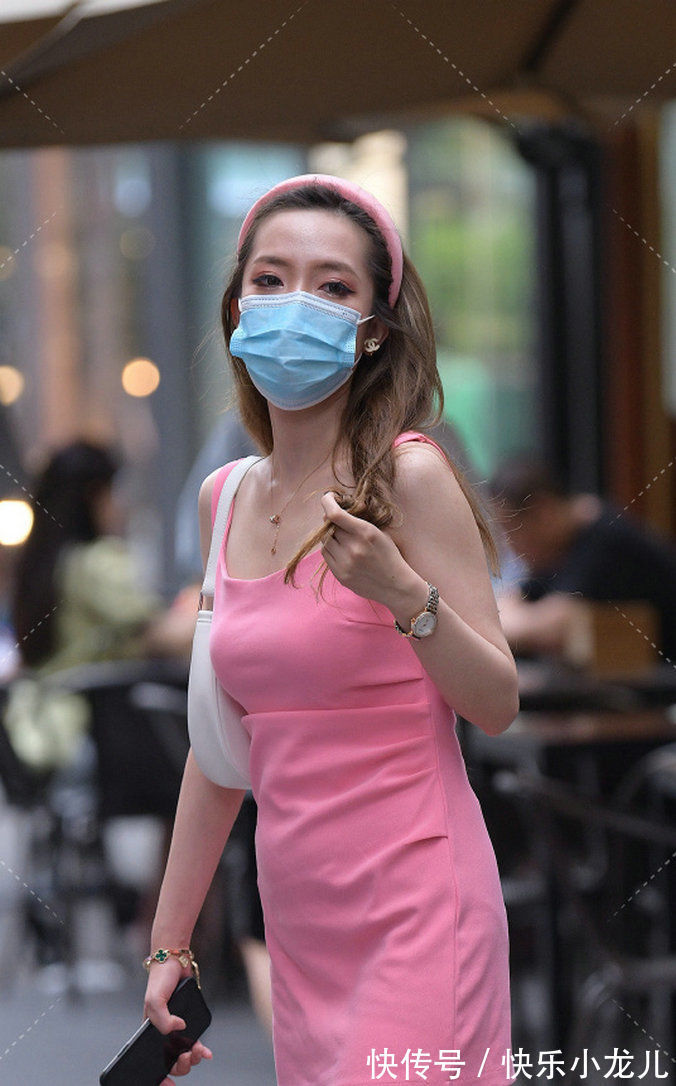 穿搭|小姐姐穿搭简约大方又舒适，微微露出自己小蛮腰，性感抢镜杠杠的