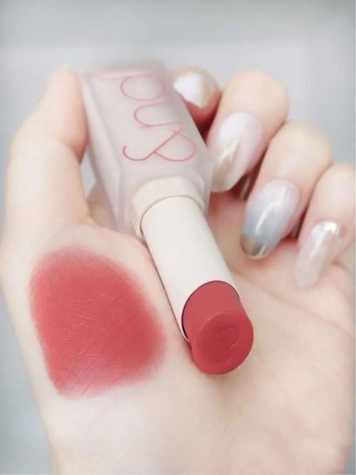 蜜桃色|白皮才能涂“蜜桃色”口红?我偏不信!这5支黄皮涂照样美