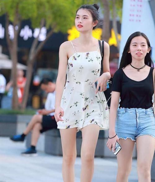 展露|街拍美女:身材高挑女生,吊带展露美丽的天鹅颈,肌肤光滑如玉