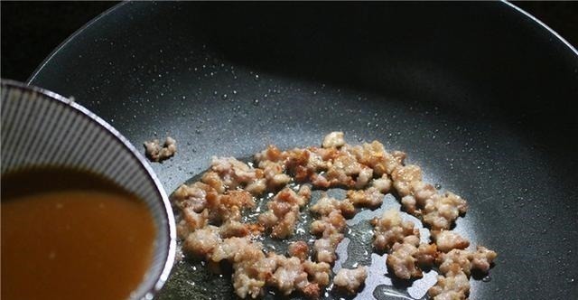 还在加水蒸鸡蛋,那你就大错特错了!大厨教你这样做,又嫩又滑!