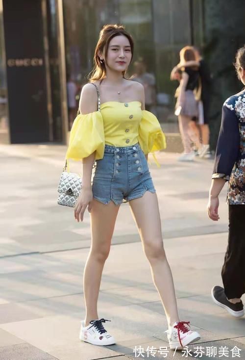 一字肩 基础款怎么穿才好看？用牛仔短裤搭配迷人的一字肩，轻松提升气质