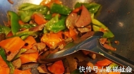 炒猪肝时,直接下锅是大错,多加一步,猪肝鲜嫩无腥味,特别香!
