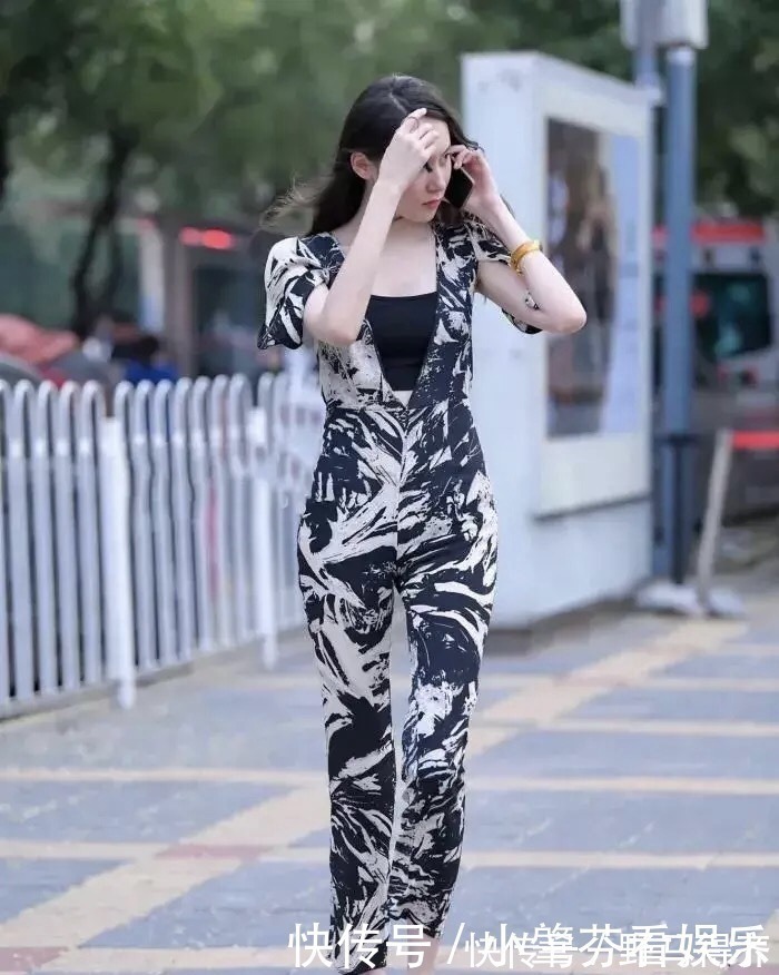 美丽人生 体态轻盈搭配帅酷写意真空连体裤,真乃妆镜菱花暗,愁眉柳叶嚬