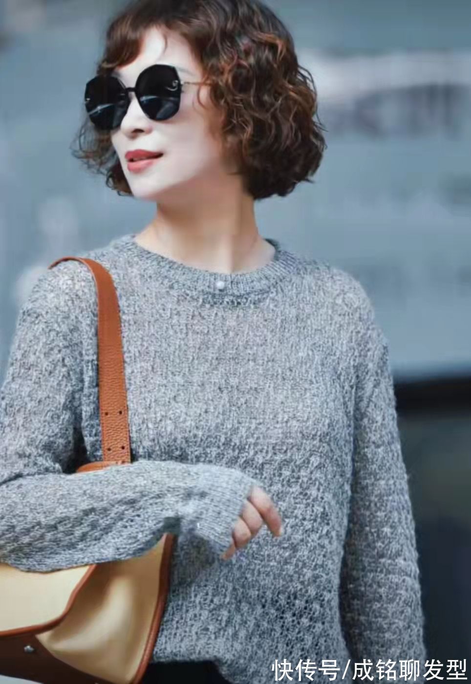 时髦 这才是50岁女人该有的装扮,洋气卷发配时髦穿搭,优雅大气又高级