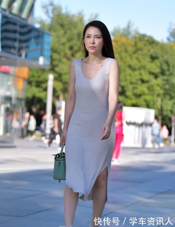 长发披肩 紧身针织连衣裙搭配白色运动鞋,清新单纯,天生丽质!