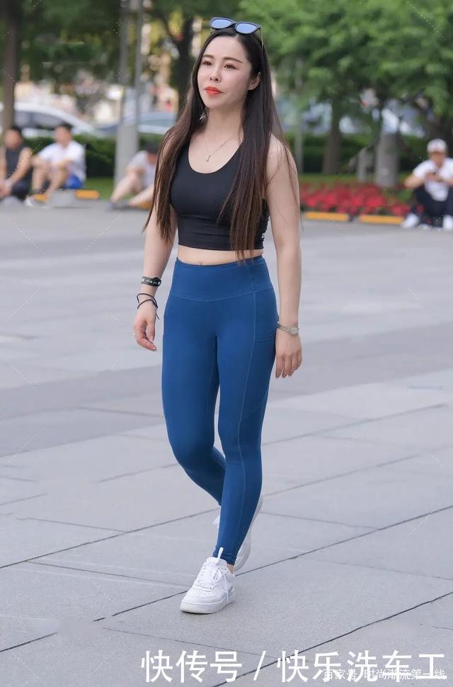 有了打底裤的“单飞”，才更时髦又修身，连中年女士都急眼了！