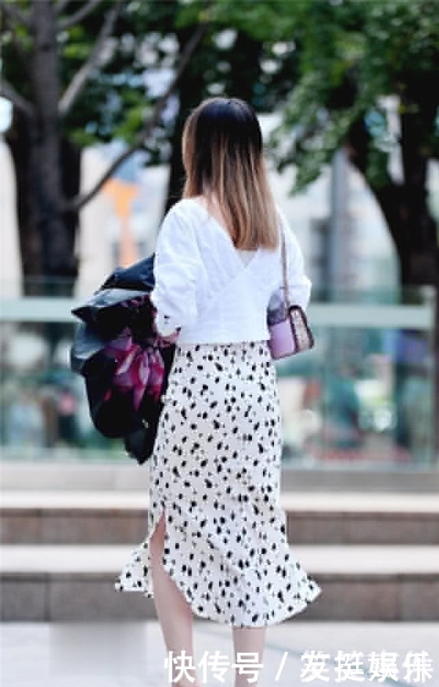 路人街拍辣妈真会穿,一件“夏日点点裙”美翻全场,超养眼