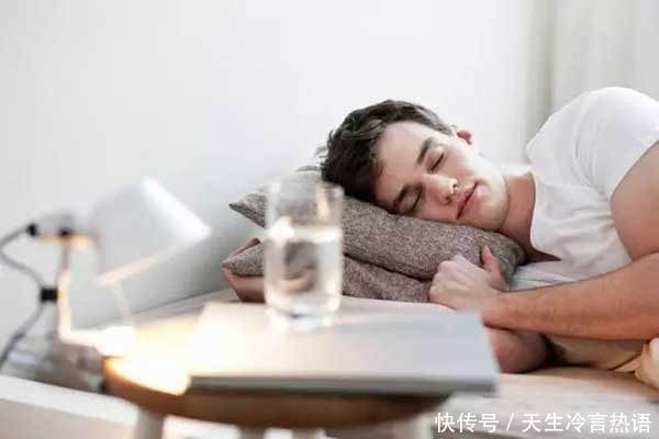 因素|晨起不经意的五件事,或许正是危害健康的因素,看看你中招了吗