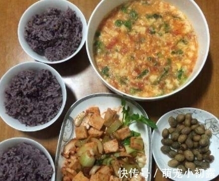 4000块钱请的保姆，每天早餐做这些，你们觉得还要继续用她吗