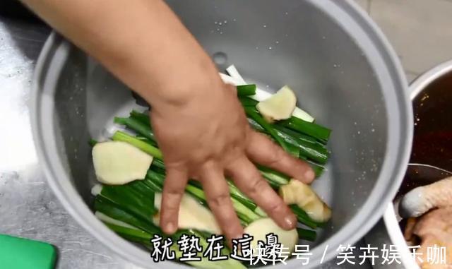 微波炉|把1整只鸡扔电饭锅内,不放油不放水,出锅比烧鸡还好吃,太香了