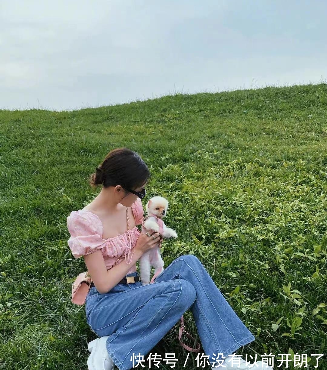 穿搭|林小宅教你夏日穿搭,粉色泡泡袖短上衣配高腰牛仔裤,超显高