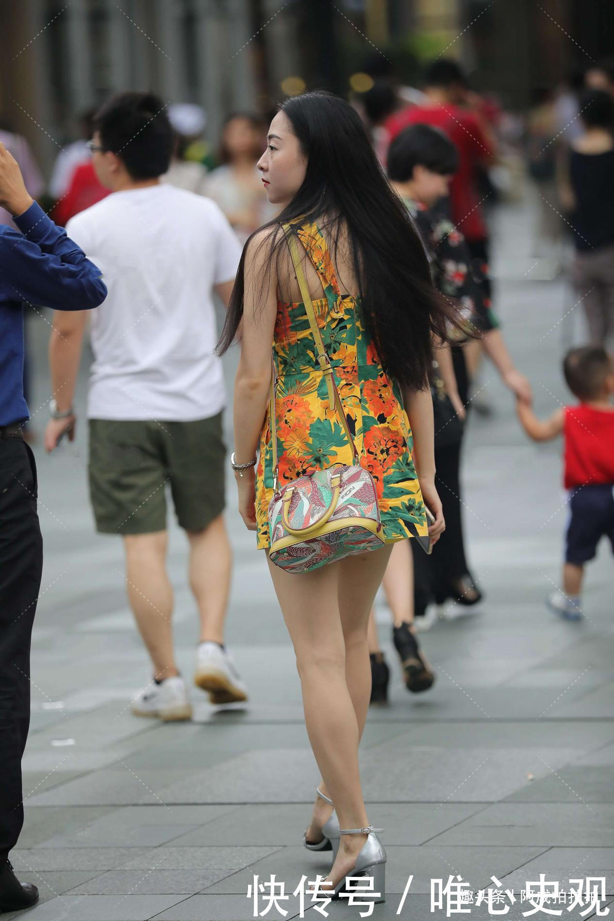 配色丰富的沙滩裙，青春靓丽，凸显年轻时尚感