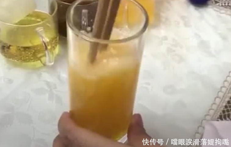 扎心|小哥买了瓶橙汁饮料,用卫生纸反复过滤以后,网友的评论扎心了