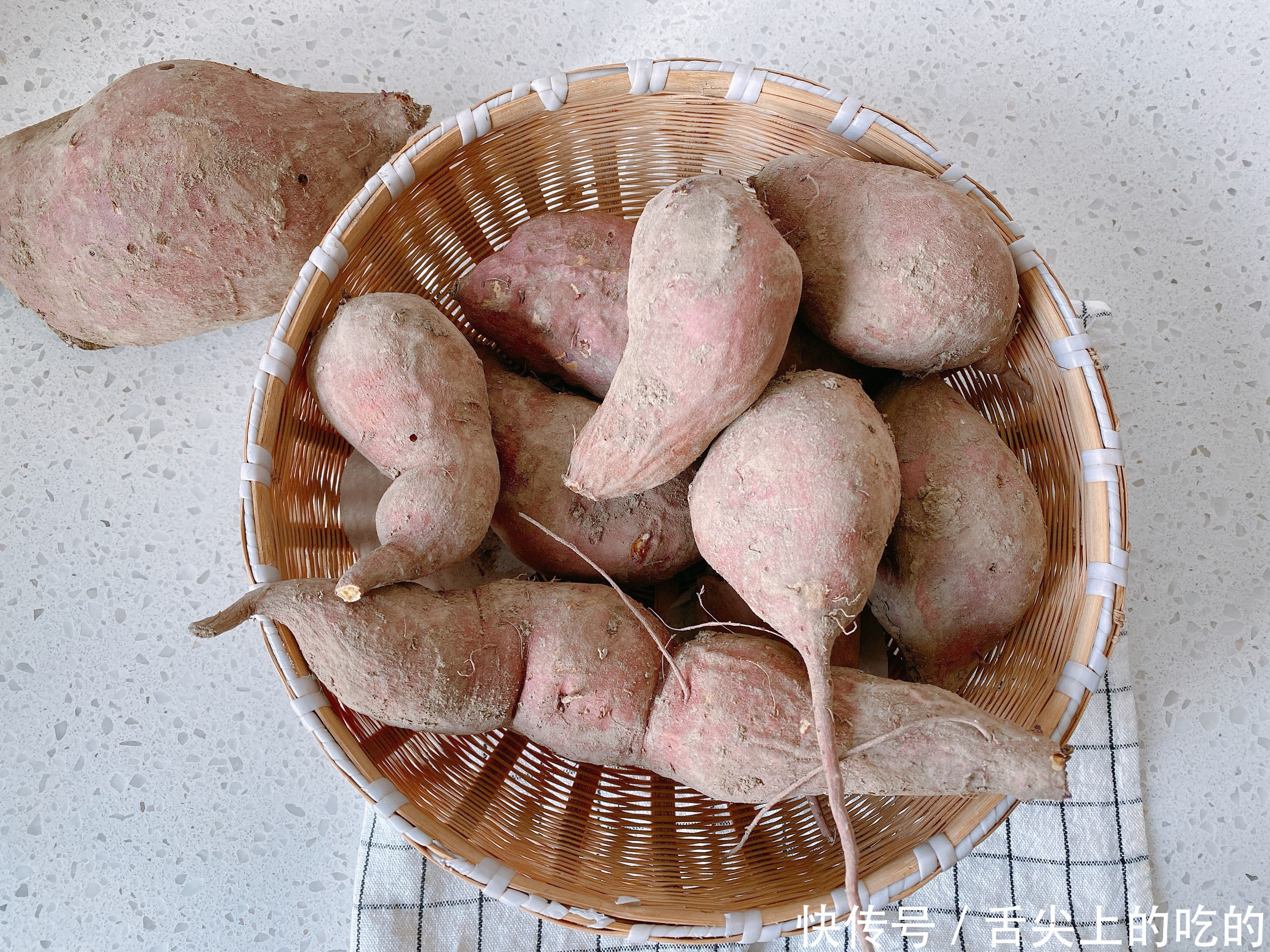 在家自制地瓜干原来这么简单,颜色不发黑香甜有嚼劲,保存时间久