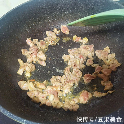 猪肉|可好吃的芹菜炒肉片！最香的吃法，让我连吃了三碗饭