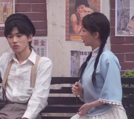 宋亚轩 杨紫新综艺路透曝光,穿民国学生装,跟宋亚轩坐一起太养眼