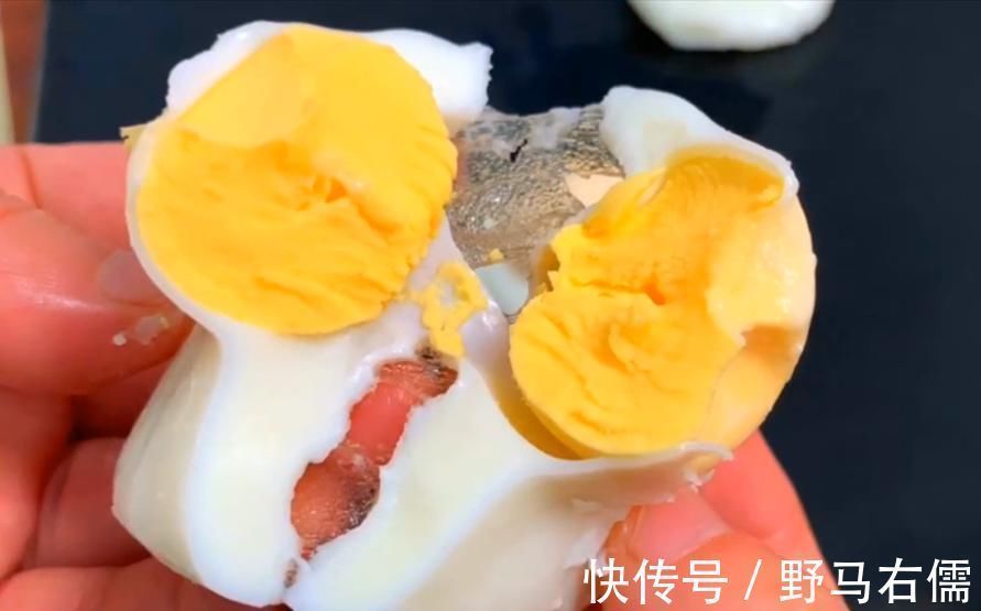 煮荷包蛋，水开下锅是不对的！学会这个技巧，鸡蛋完整嫩滑不粘锅