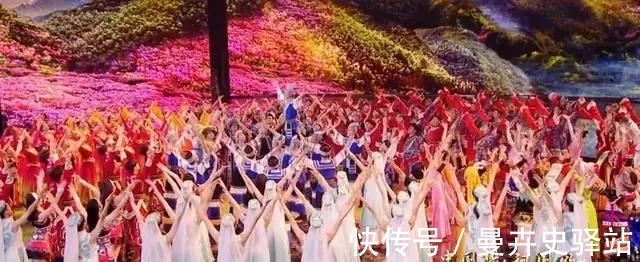 央视|央视国庆晚会创新亮点！现场无主持人，周深伴舞上演一键换装