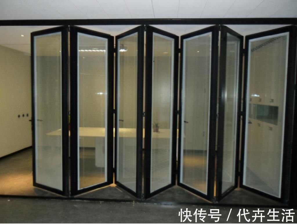 推拉门|厨房装推拉门和平开门过时了,如今流行这种门,师傅一看就夸好