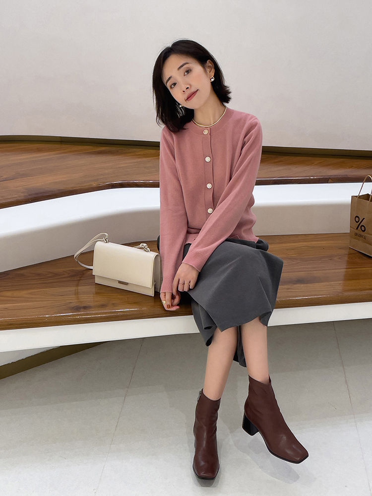 针织开衫 秋冬,怎么穿针织开衫更美?搭配上牛仔裤或者半身裙,温柔又优雅