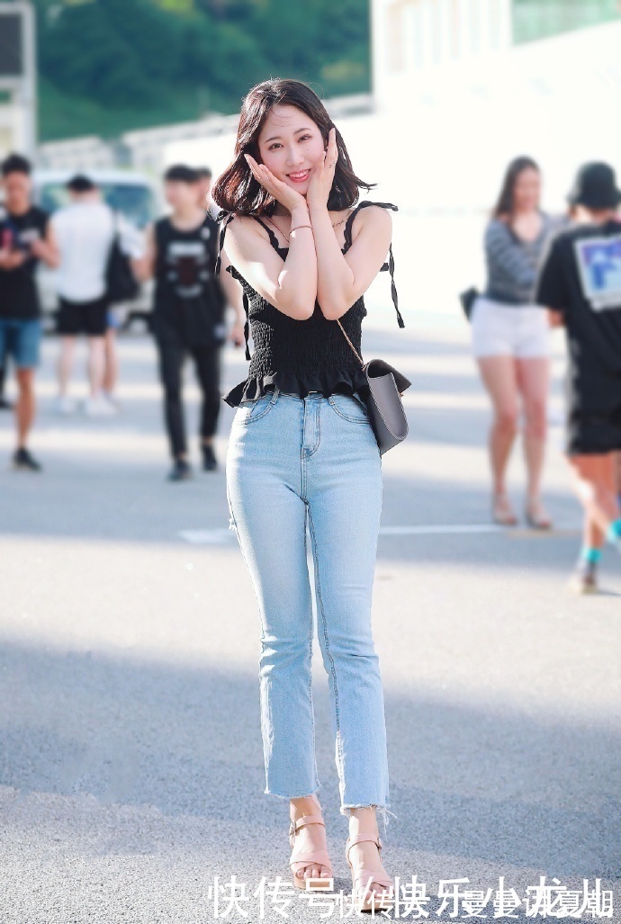 高跟鞋|穿搭黑色吊带背心加上牛仔裤,营造了大长腿的视感