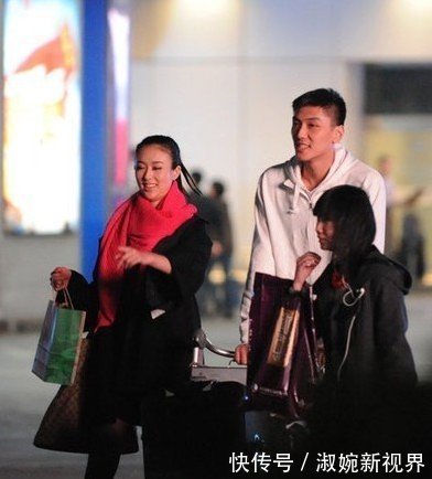张博|第一车模翟凌复出!脸上满满精华液如少女般,男篮男友成霸道总裁