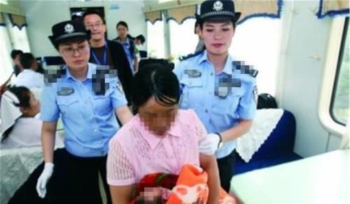 小田|火车上宝宝睡得正香，乘客夸孩子妈妈带娃太省心，转头却直接报警