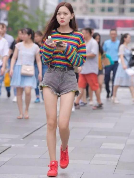 抹胸|街拍:飘逸长发的小美女,身穿黑色抹胸上衣,显得十分的优雅