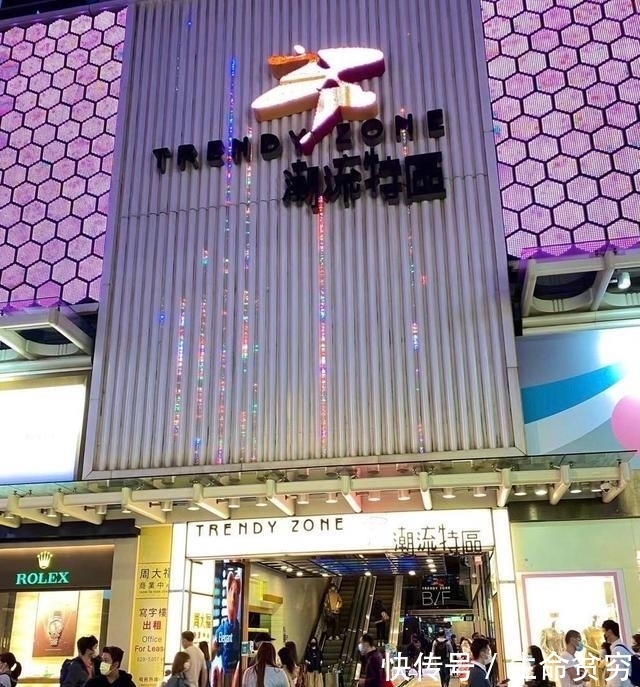 旺角 香港旺角波鞋街耐克店,200多港币一双都无人问津