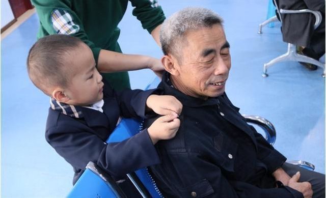 孩子|“总来我家蹭饭羞不羞?”姥爷逗外孙,孩子的童言稚语让老人心寒