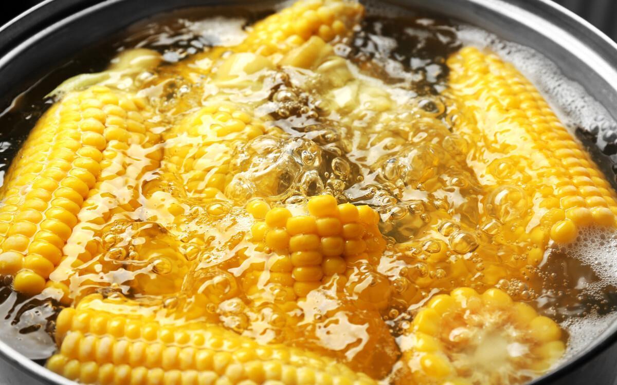 玉米|吃了30多年煮玉米，才知道好吃的做法，多加2味料，玉米软糯香甜